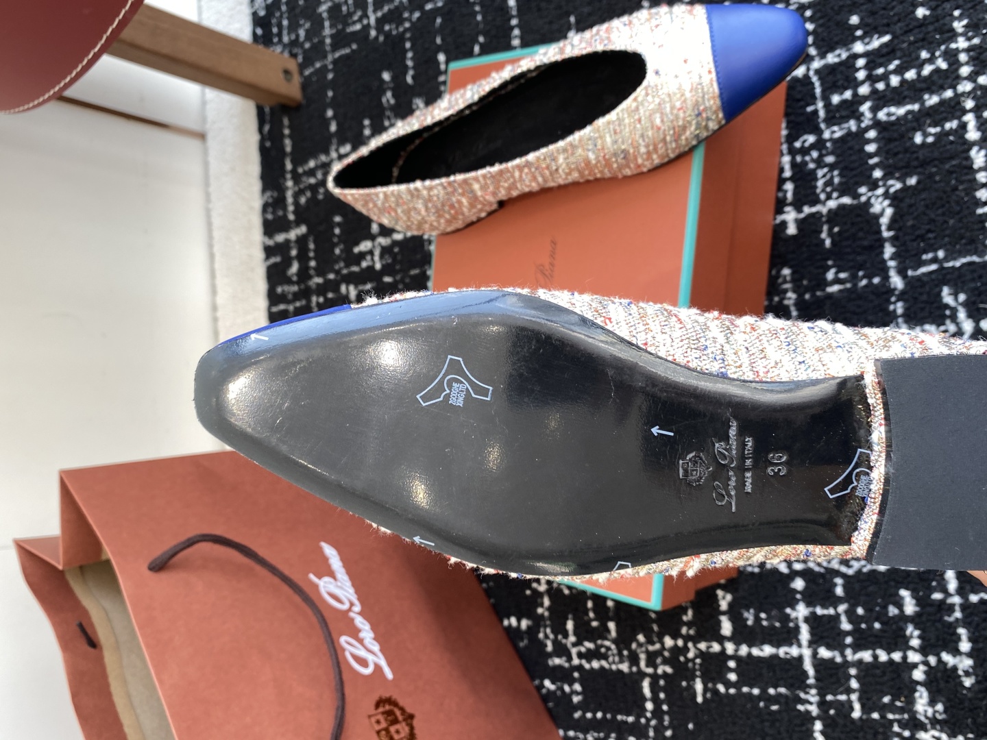 代购级
Loro Piana/ lp。 25ss 春夏新款 经典绝美 复古平底单鞋 

极简主义风格，复