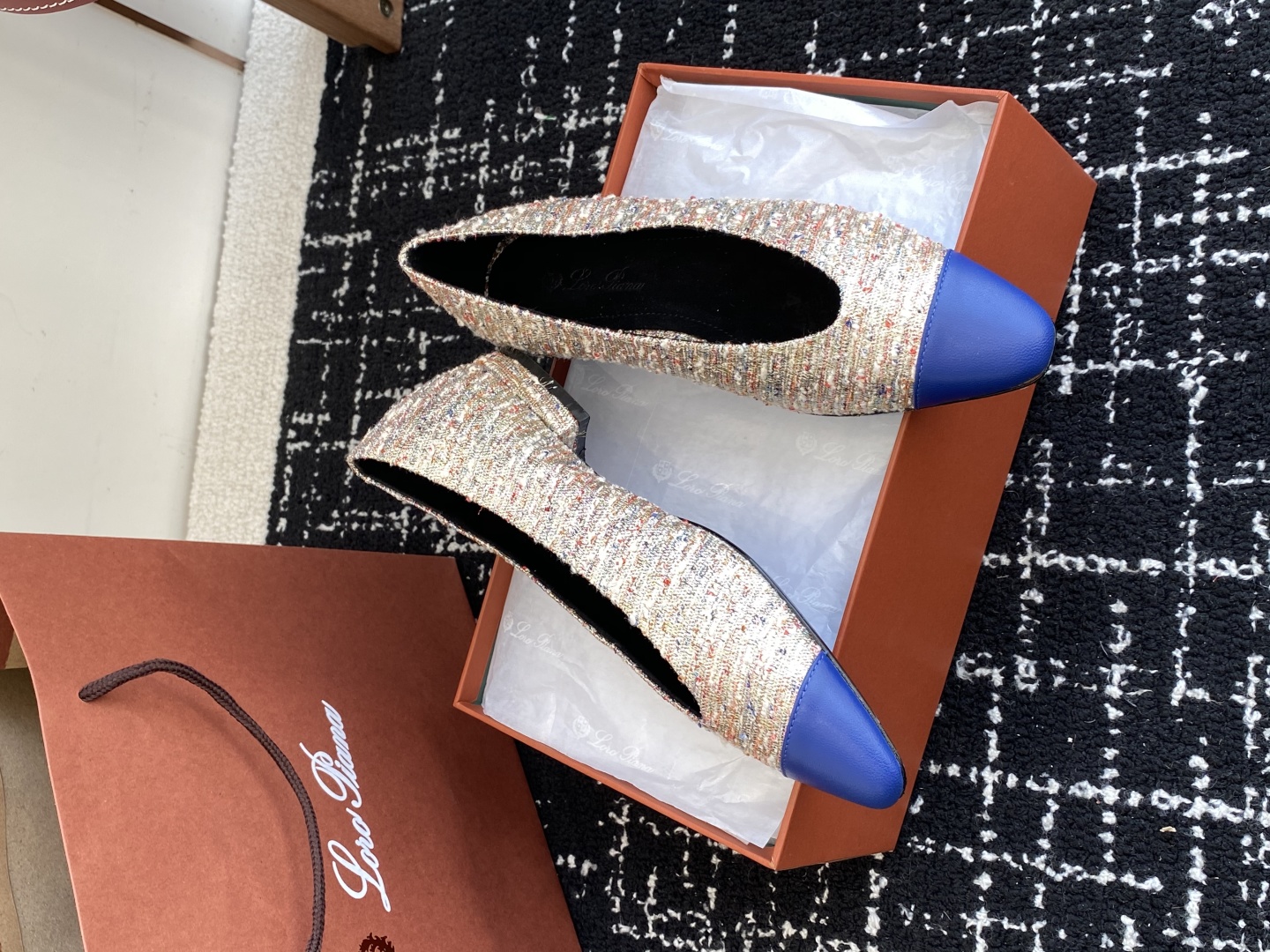 代购级
Loro Piana/ lp。 25ss 春夏新款 经典绝美 复古平底单鞋 

极简主义风格，复