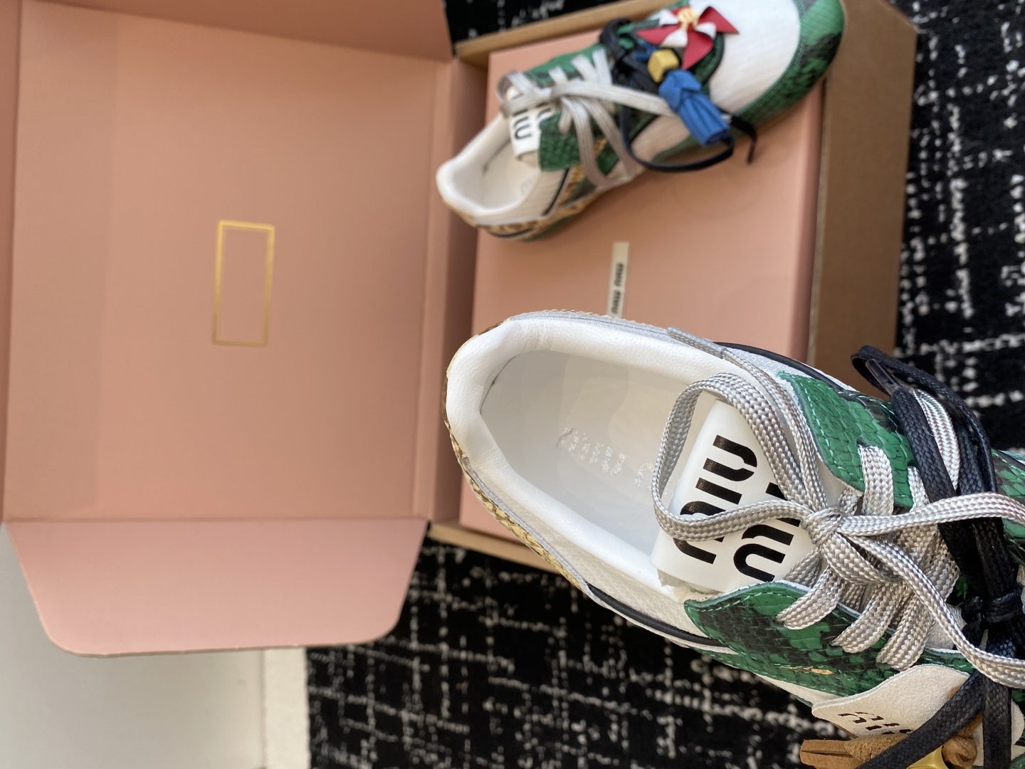 代购级（官网同步✈️盒包装）
Miu Miu 25ss 春夏新款走秀MiuMiu 情侣款德训 休闲鞋 
