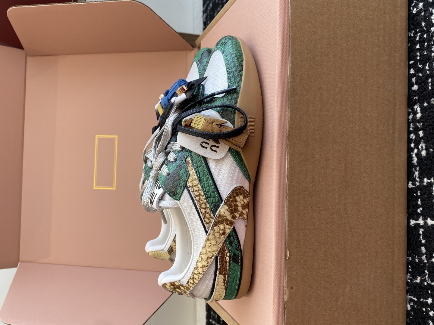 代购级（官网同步✈️盒包装）
Miu Miu 25ss 春夏新款走秀MiuMiu 情侣款德训 休闲鞋 
