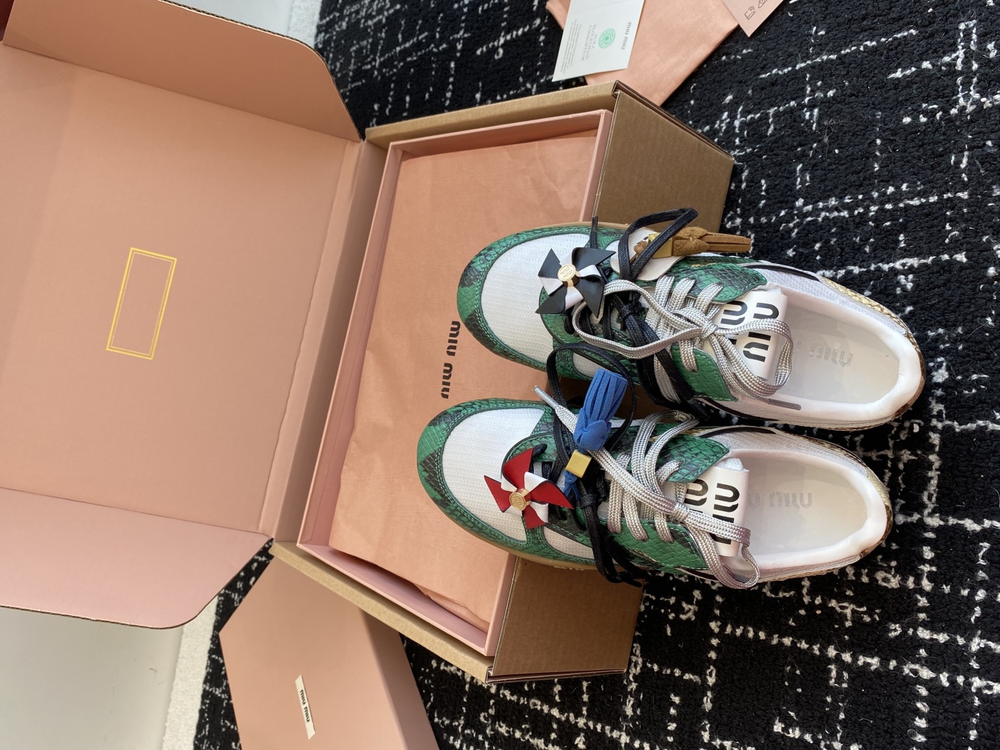 代购级（官网同步✈️盒包装）
Miu Miu 25ss 春夏新款走秀MiuMiu 情侣款德训 休闲鞋 

