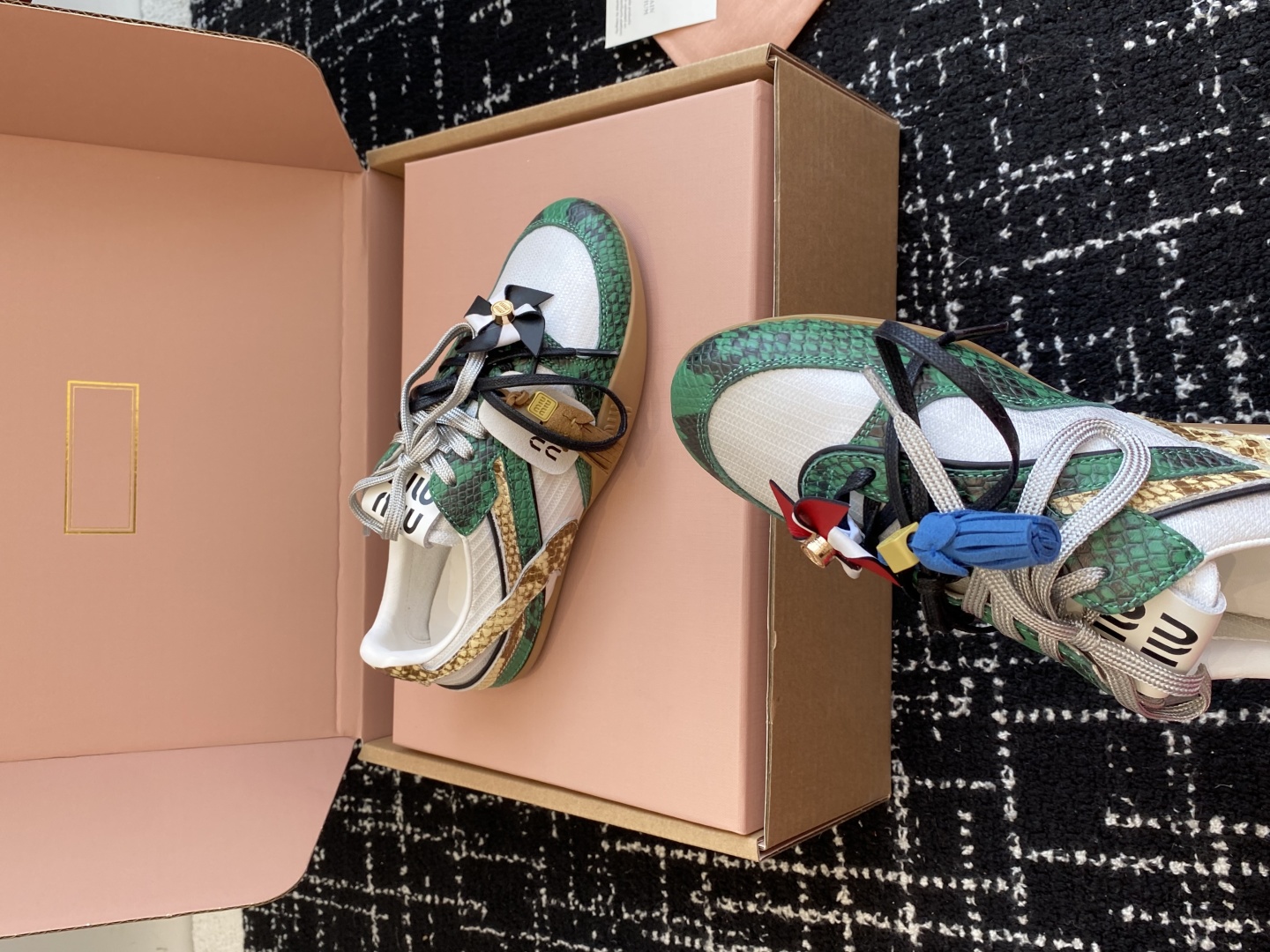 代购级（官网同步✈️盒包装）
Miu Miu 25ss 春夏新款走秀MiuMiu 情侣款德训 休闲鞋 
