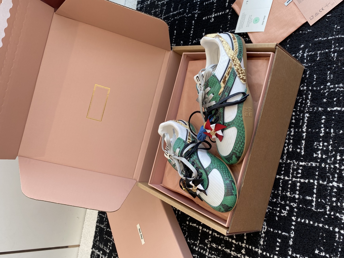 代购级（官网同步✈️盒包装）
Miu Miu 25ss 春夏新款走秀MiuMiu 情侣款德训 休闲鞋 
