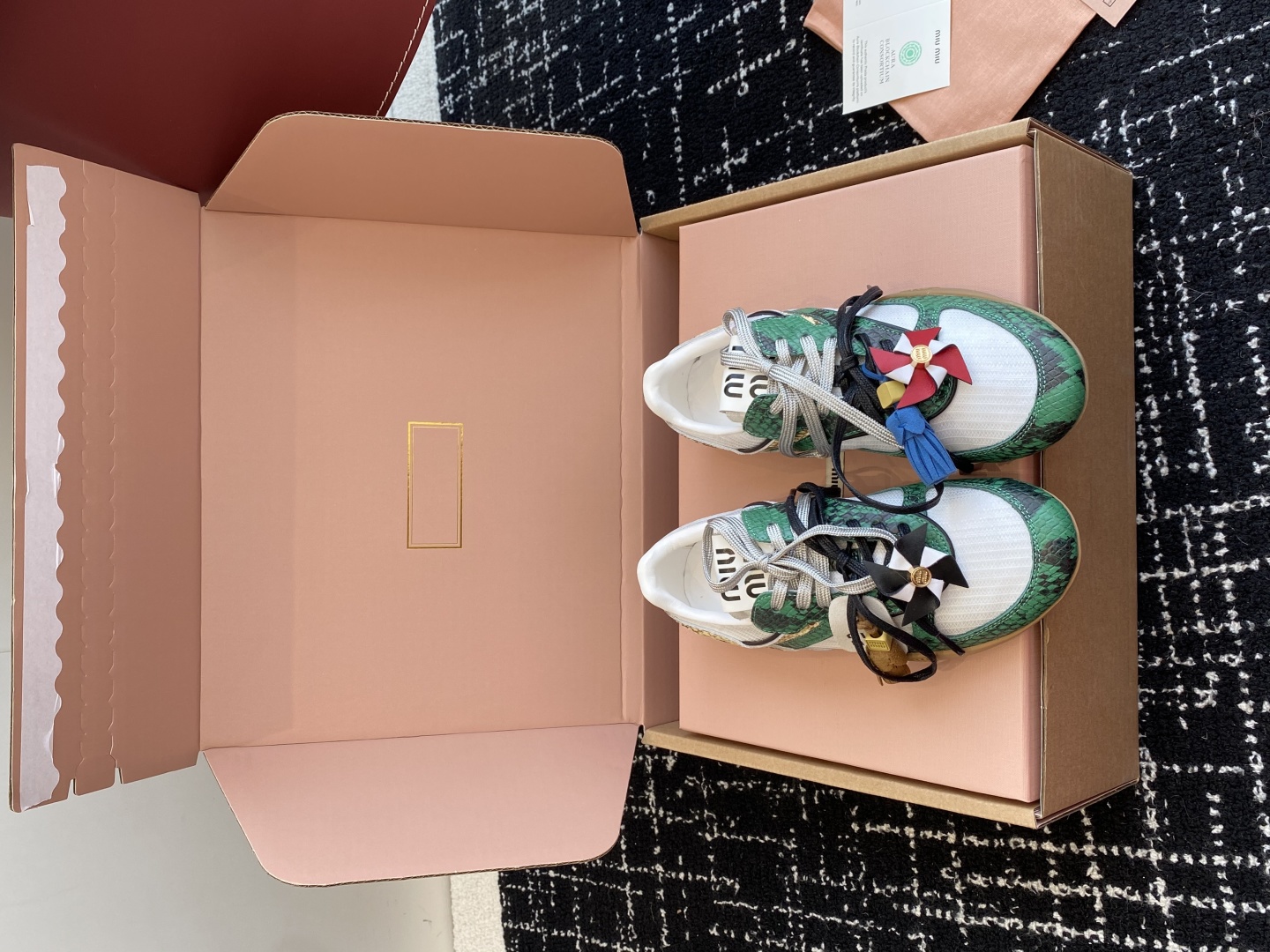 代购级（官网同步✈️盒包装）
Miu Miu 25ss 春夏新款走秀MiuMiu 情侣款德训 休闲鞋 
