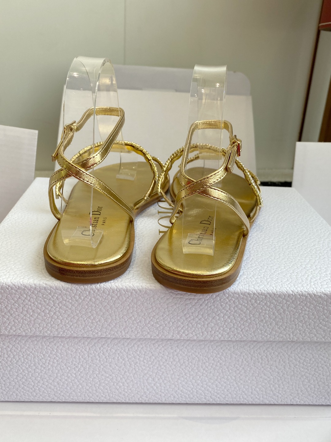 东莞代购级
迪奥 Dior 25ss 夏季新款 新元素 DIOR 春夏新款 钻扣 平底 粗跟 圆头 凉鞋