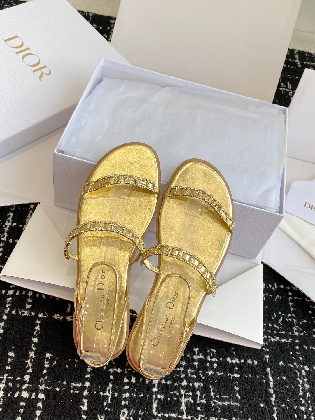 东莞代购级
迪奥 Dior 25ss 夏季新款 新元素 DIOR 春夏新款 钻扣 平底 粗跟 圆头 凉鞋