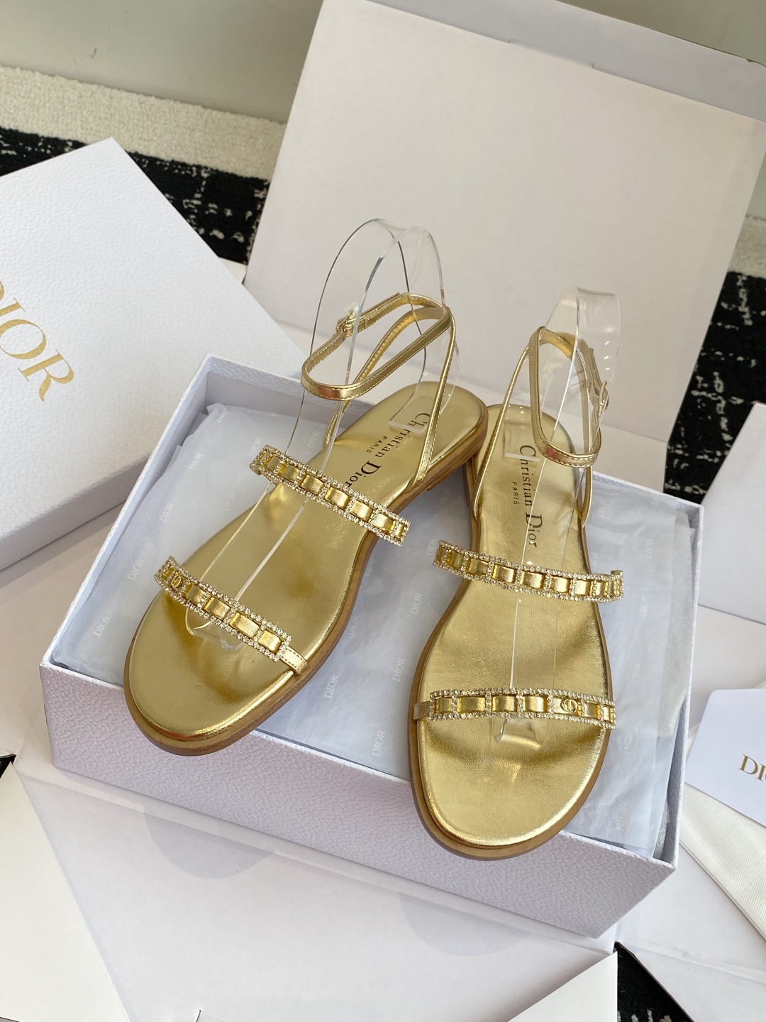 东莞代购级
迪奥 Dior 25ss 夏季新款 新元素 DIOR 春夏新款 钻扣 平底 粗跟 圆头 凉鞋