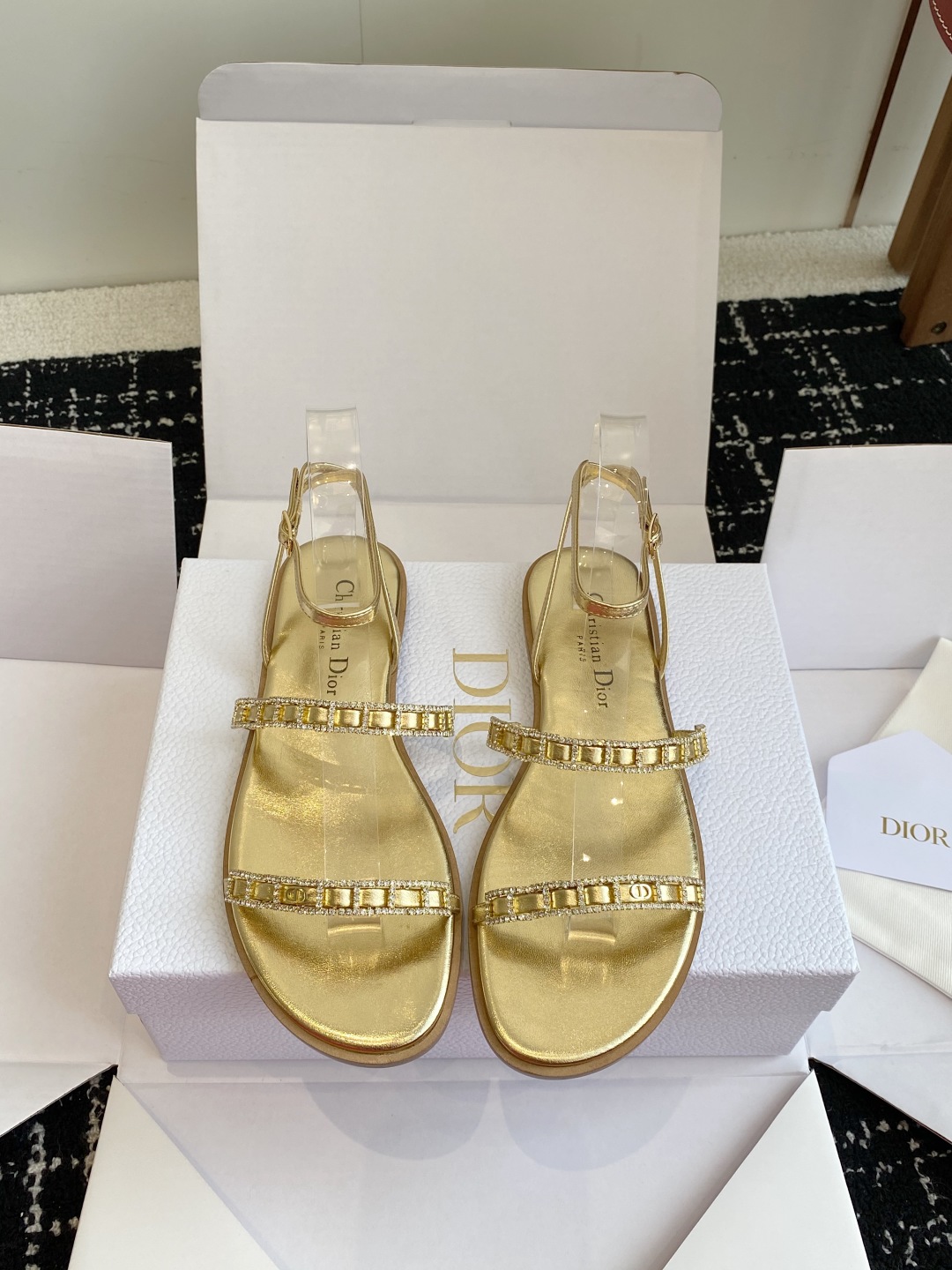 东莞代购级
迪奥 Dior 25ss 夏季新款 新元素 DIOR 春夏新款 钻扣 平底 粗跟 圆头 凉鞋