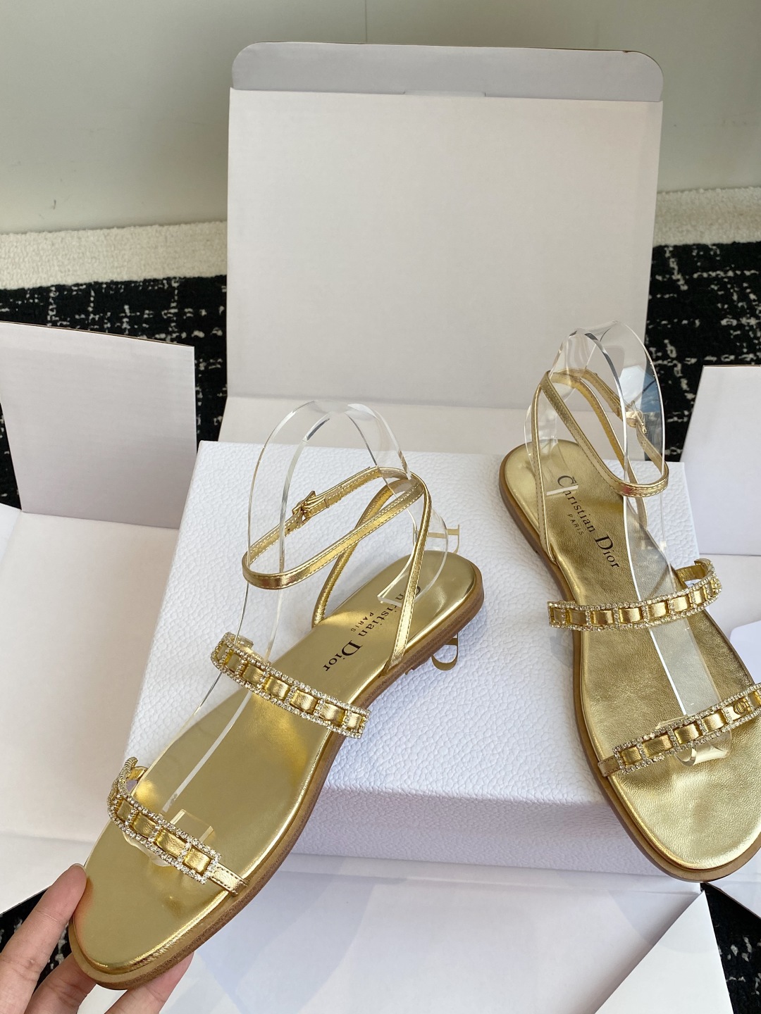 东莞代购级
迪奥 Dior 25ss 夏季新款 新元素 DIOR 春夏新款 钻扣 平底 粗跟 圆头 凉鞋