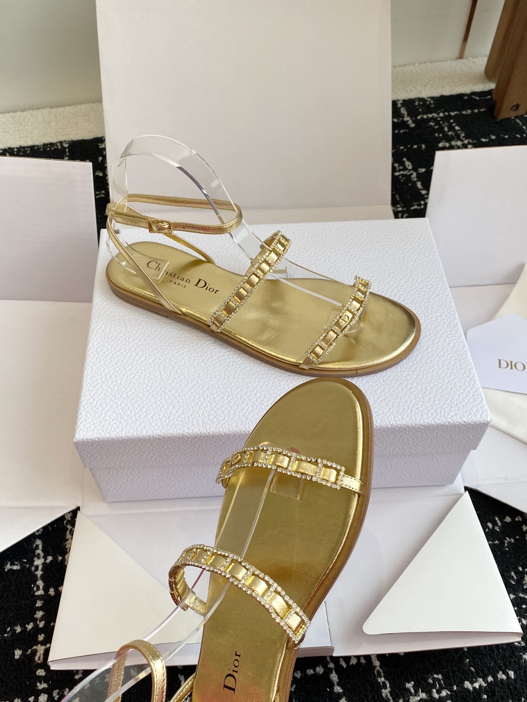 东莞代购级
迪奥 Dior 25ss 夏季新款 新元素 DIOR 春夏新款 钻扣 平底 粗跟 圆头 凉鞋