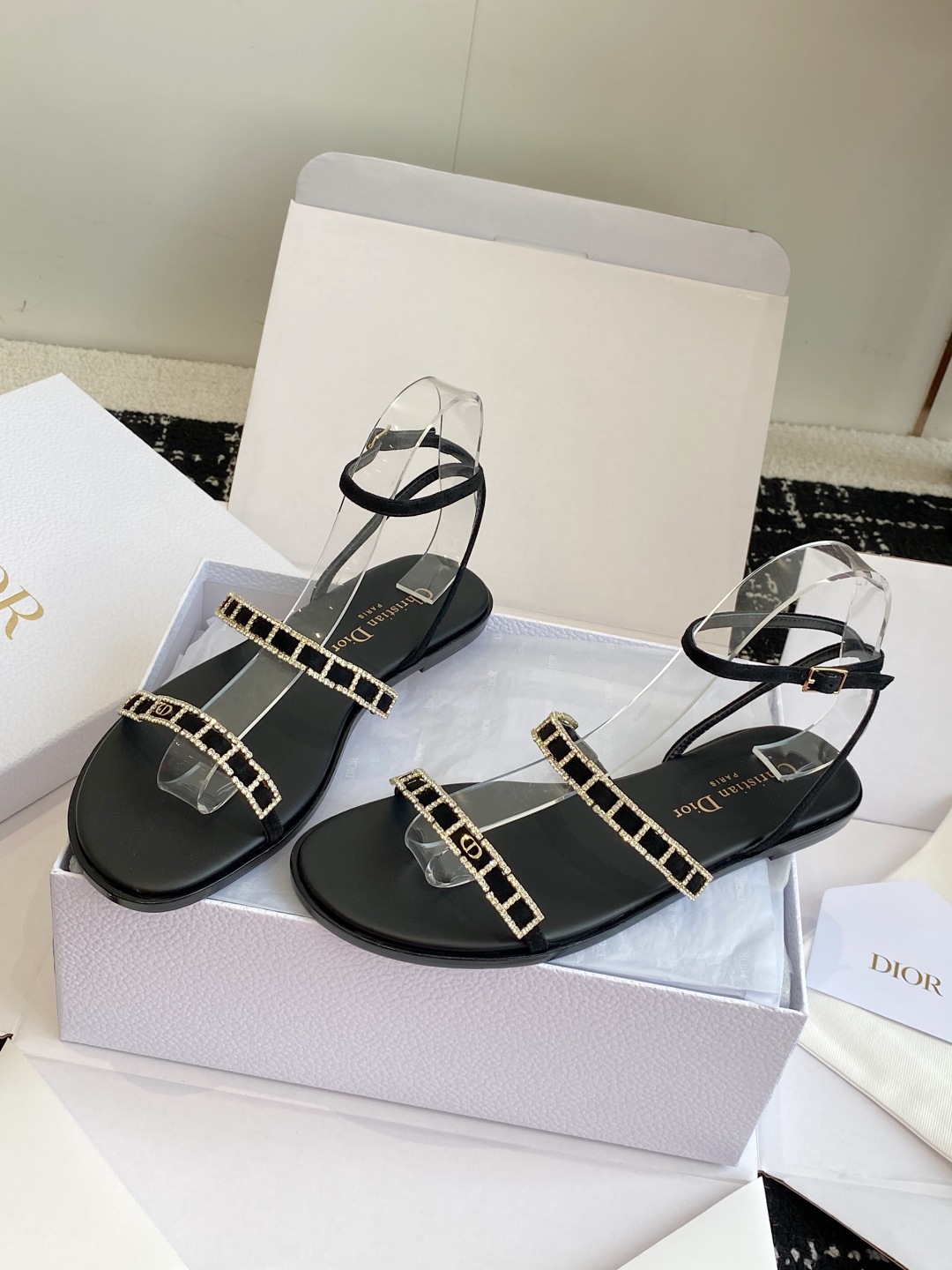 东莞代购级
迪奥 Dior 25ss 夏季新款 新元素 DIOR 春夏新款 钻扣 平底 粗跟 圆头 凉鞋