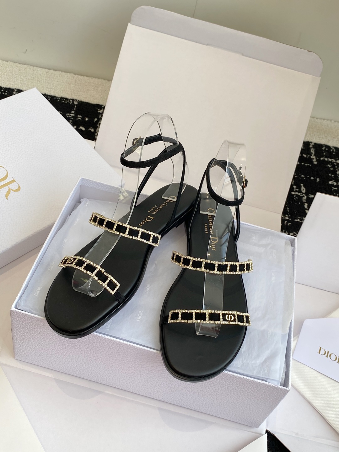 东莞代购级
迪奥 Dior 25ss 夏季新款 新元素 DIOR 春夏新款 钻扣 平底 粗跟 圆头 凉鞋