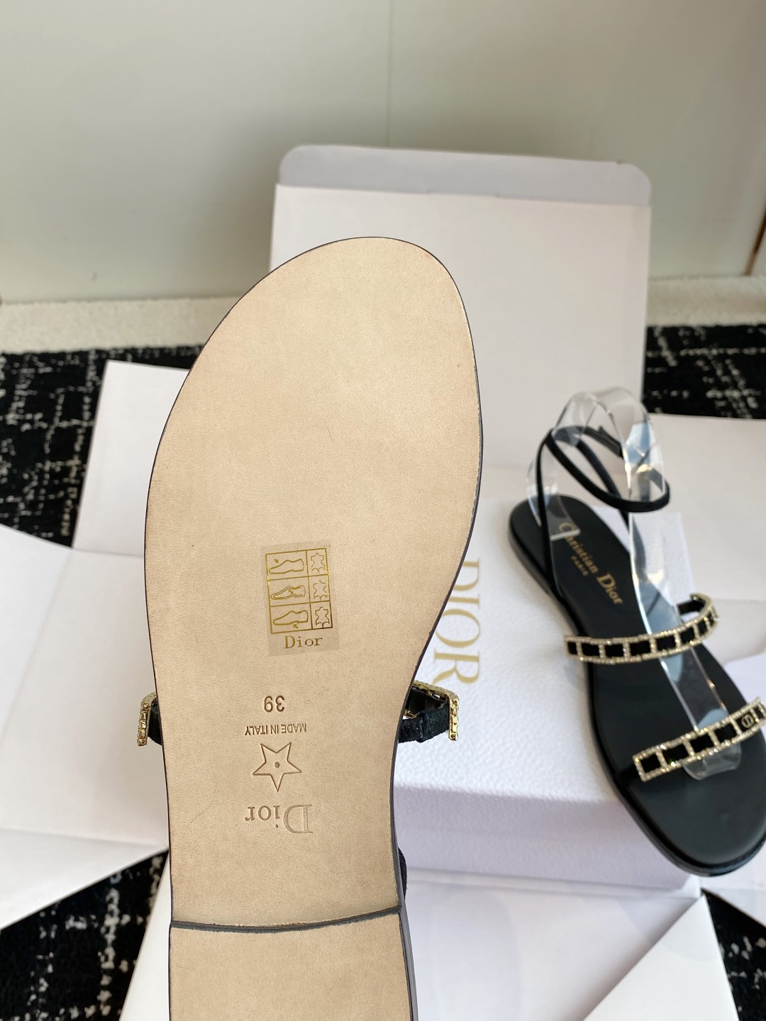东莞代购级
迪奥 Dior 25ss 夏季新款 新元素 DIOR 春夏新款 钻扣 平底 粗跟 圆头 凉鞋