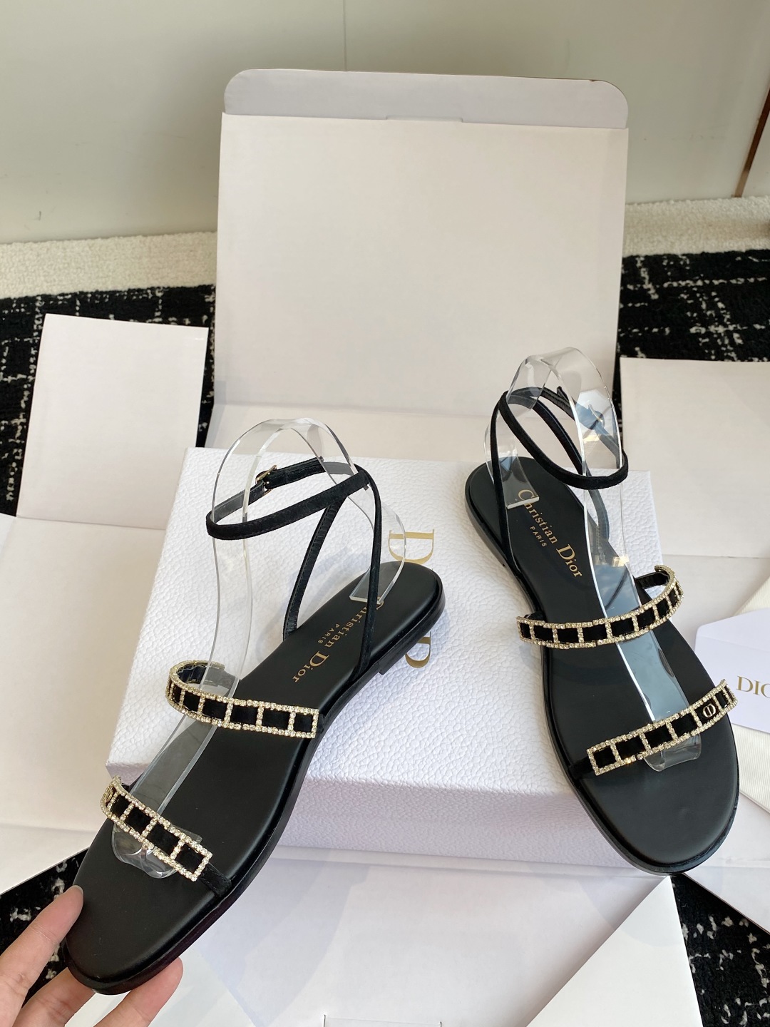 东莞代购级
迪奥 Dior 25ss 夏季新款 新元素 DIOR 春夏新款 钻扣 平底 粗跟 圆头 凉鞋