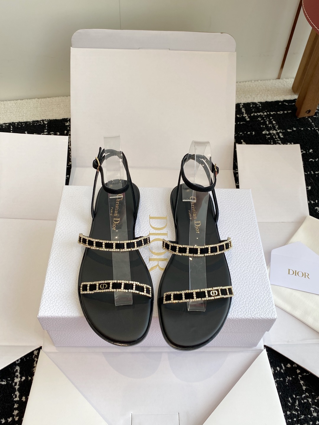东莞代购级
迪奥 Dior 25ss 夏季新款 新元素 DIOR 春夏新款 钻扣 平底 粗跟 圆头 凉鞋