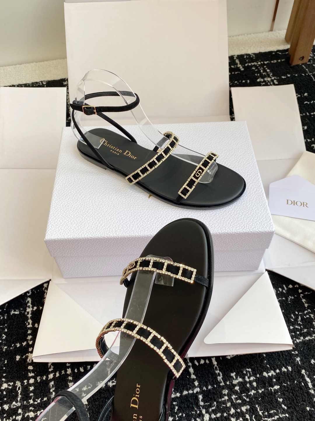 东莞代购级
迪奥 Dior 25ss 夏季新款 新元素 DIOR 春夏新款 钻扣 平底 粗跟 圆头 凉鞋
