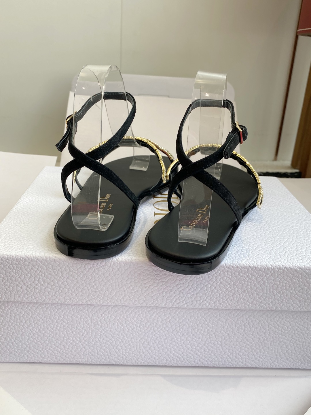 东莞代购级
迪奥 Dior 25ss 夏季新款 新元素 DIOR 春夏新款 钻扣 平底 粗跟 圆头 凉鞋