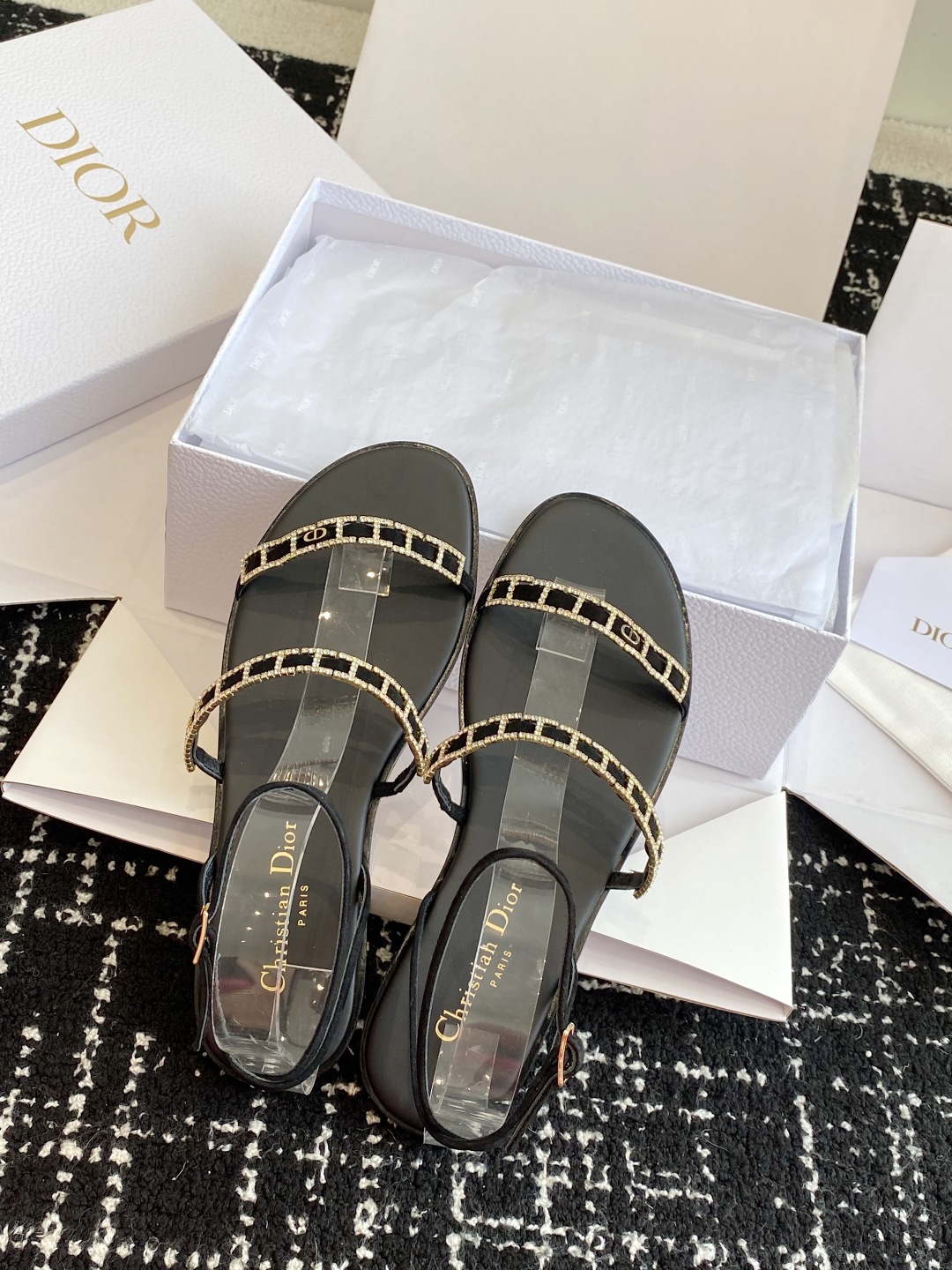东莞代购级
迪奥 Dior 25ss 夏季新款 新元素 DIOR 春夏新款 钻扣 平底 粗跟 圆头 凉鞋