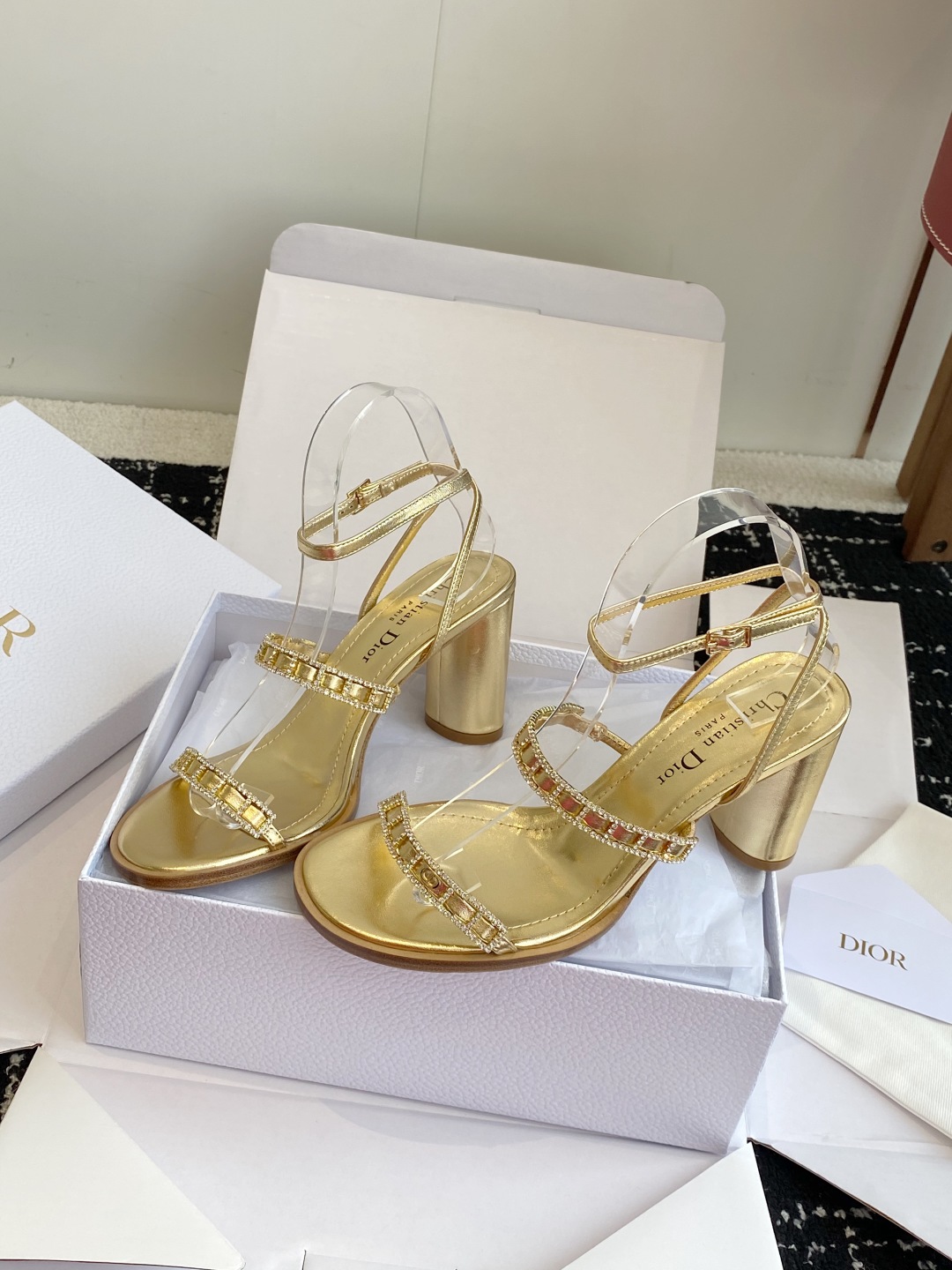 东莞代购级
迪奥 Dior 25ss 夏季新款 新元素 DIOR 春夏新款 钻扣 平底 粗跟 圆头 凉鞋