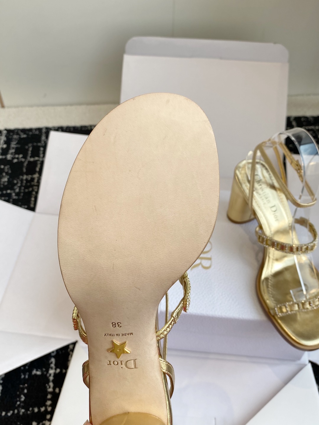 东莞代购级
迪奥 Dior 25ss 夏季新款 新元素 DIOR 春夏新款 钻扣 平底 粗跟 圆头 凉鞋