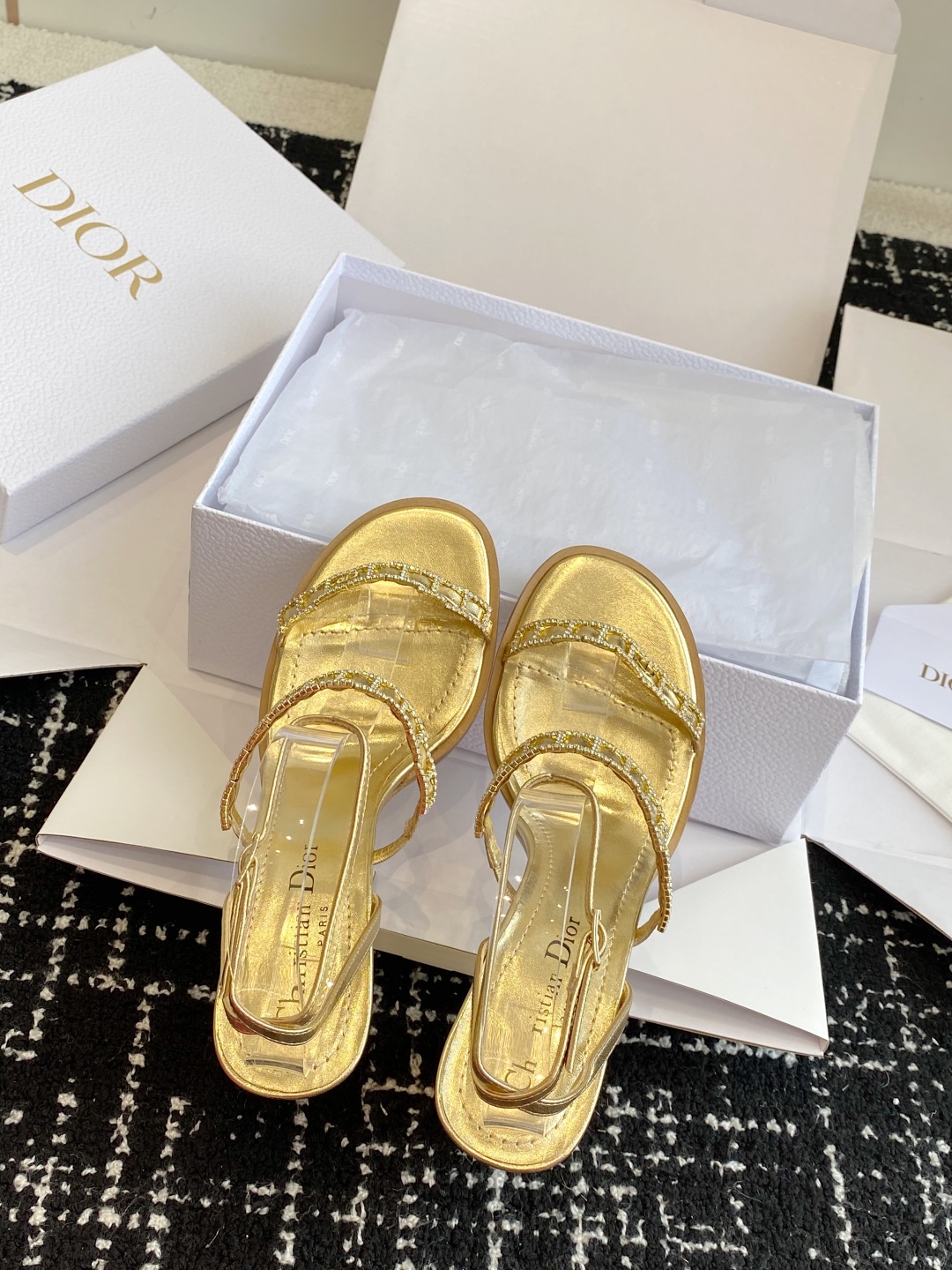 东莞代购级
迪奥 Dior 25ss 夏季新款 新元素 DIOR 春夏新款 钻扣 平底 粗跟 圆头 凉鞋