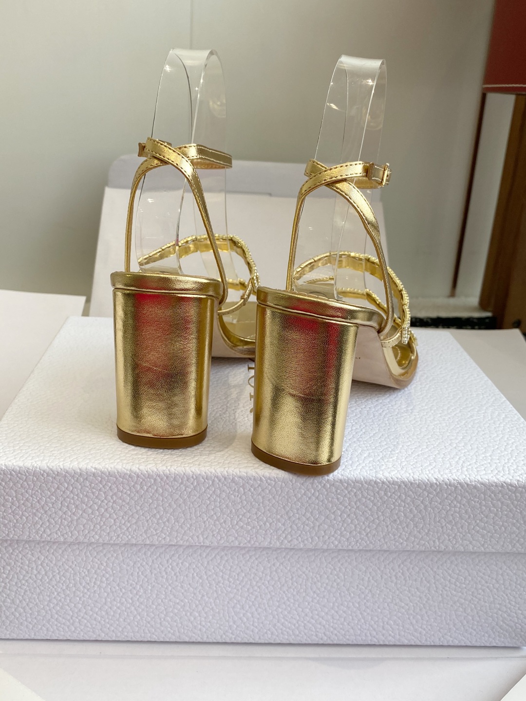 东莞代购级
迪奥 Dior 25ss 夏季新款 新元素 DIOR 春夏新款 钻扣 平底 粗跟 圆头 凉鞋