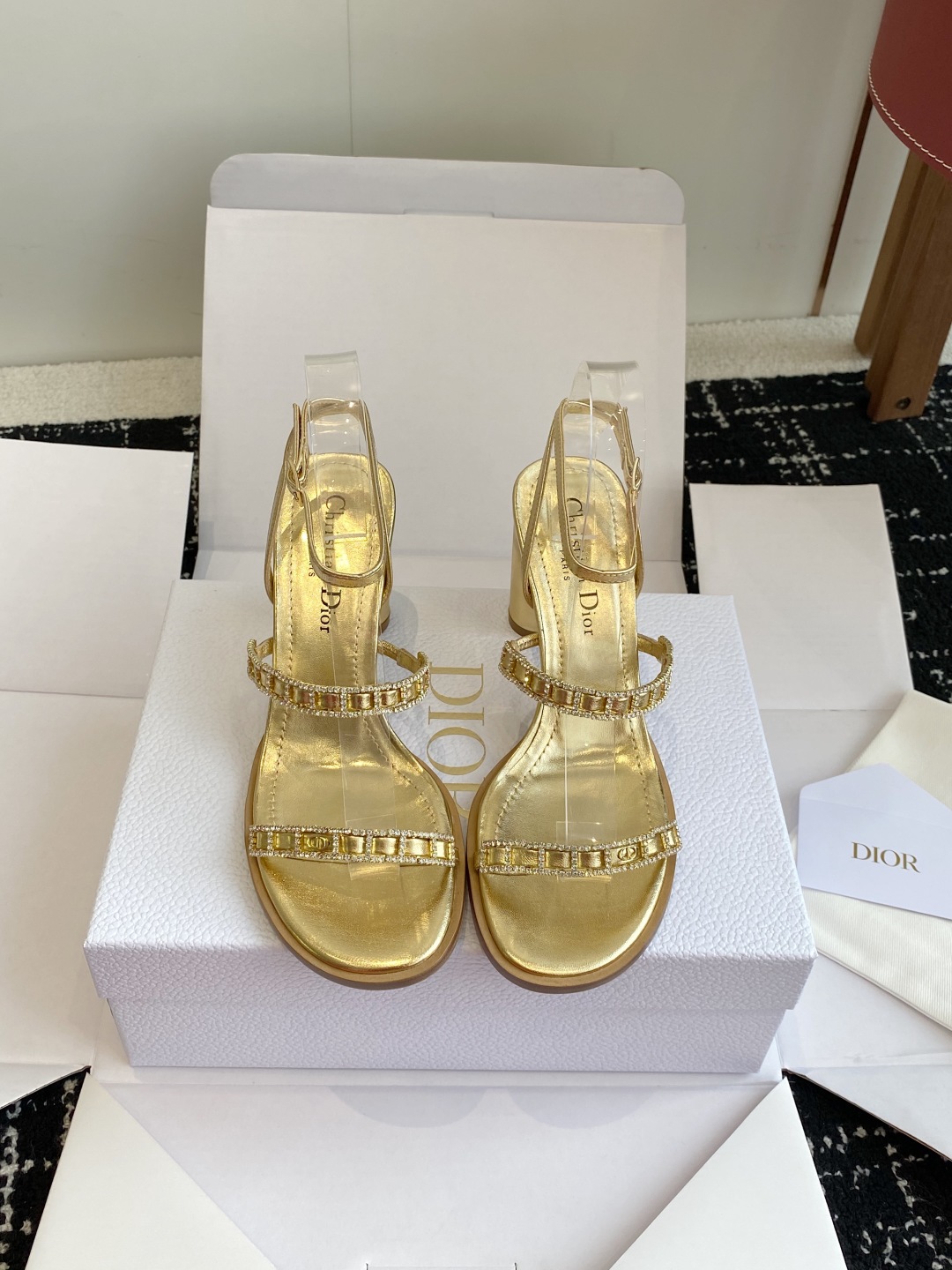 东莞代购级
迪奥 Dior 25ss 夏季新款 新元素 DIOR 春夏新款 钻扣 平底 粗跟 圆头 凉鞋