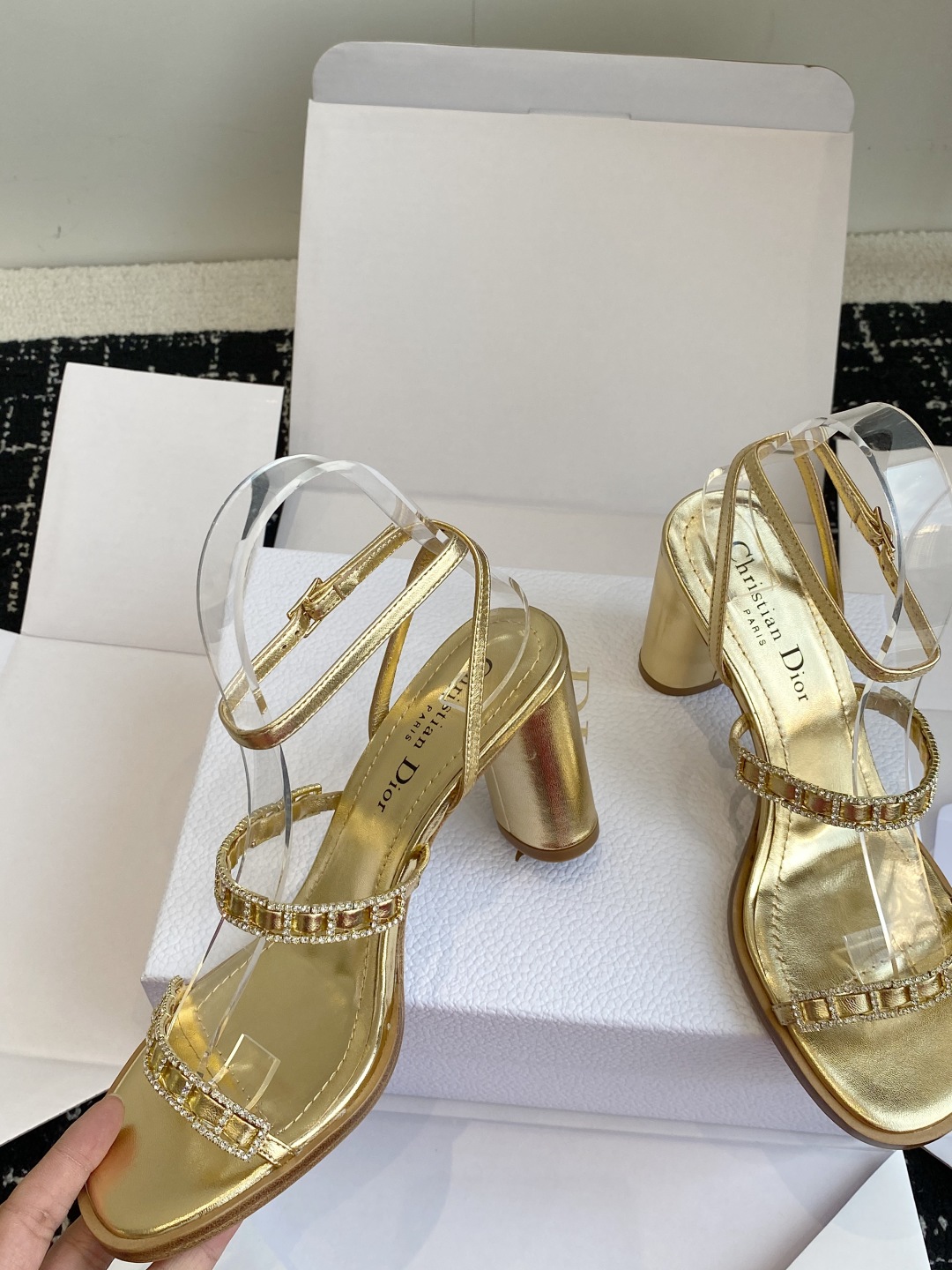 东莞代购级
迪奥 Dior 25ss 夏季新款 新元素 DIOR 春夏新款 钻扣 平底 粗跟 圆头 凉鞋