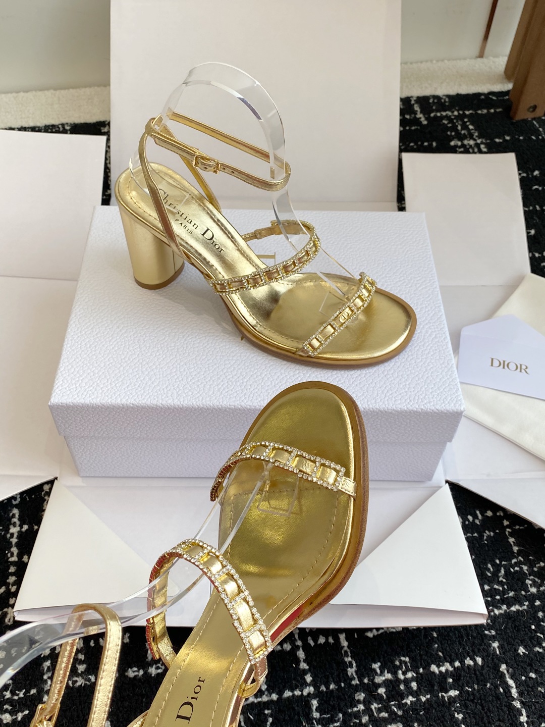 东莞代购级
迪奥 Dior 25ss 夏季新款 新元素 DIOR 春夏新款 钻扣 平底 粗跟 圆头 凉鞋