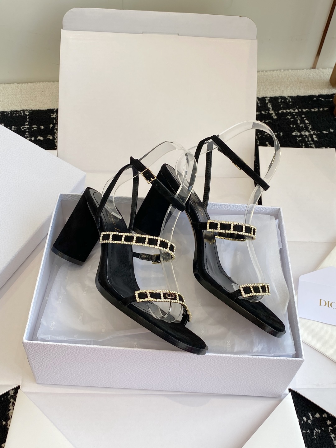 东莞代购级
迪奥 Dior 25ss 夏季新款 新元素 DIOR 春夏新款 钻扣 平底 粗跟 圆头 凉鞋
