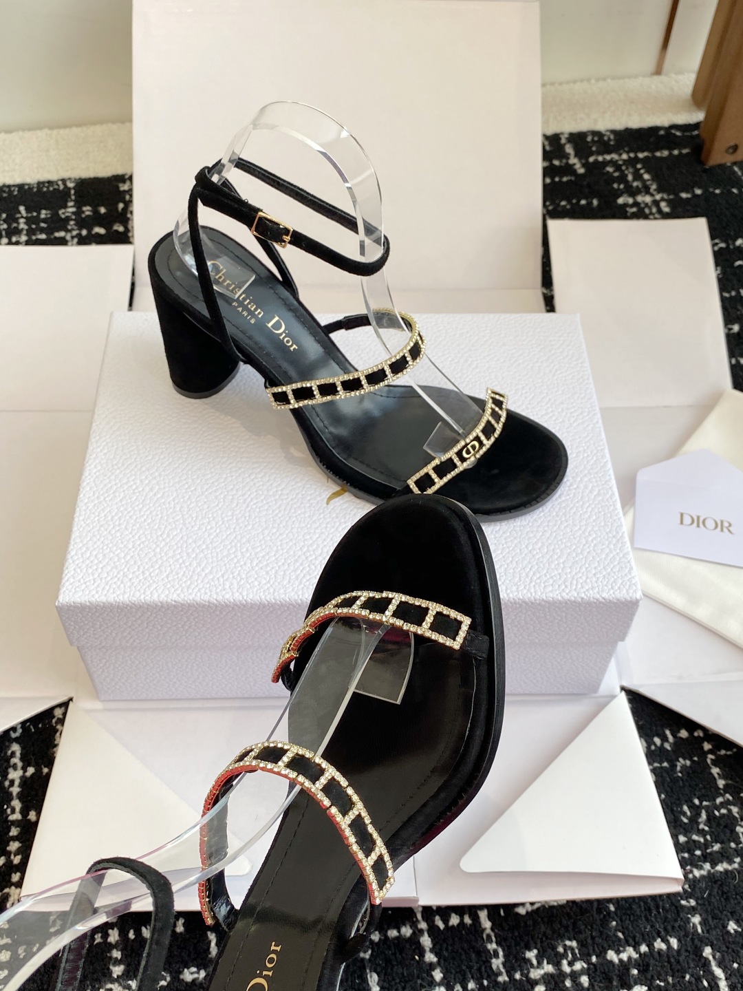 东莞代购级
迪奥 Dior 25ss 夏季新款 新元素 DIOR 春夏新款 钻扣 平底 粗跟 圆头 凉鞋