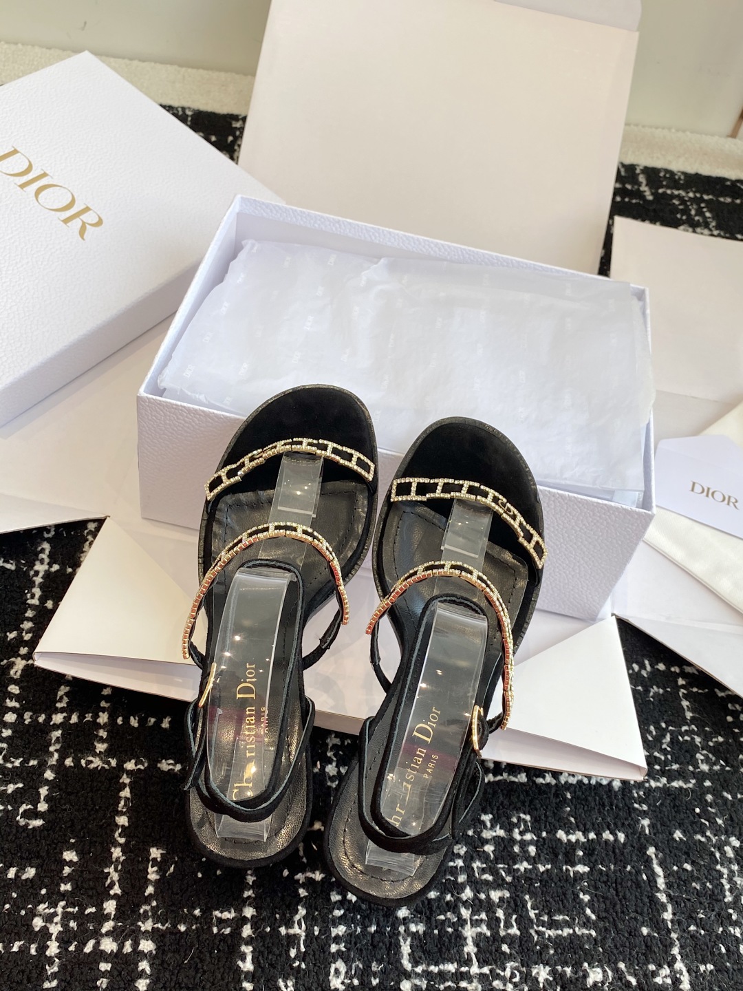 东莞代购级
迪奥 Dior 25ss 夏季新款 新元素 DIOR 春夏新款 钻扣 平底 粗跟 圆头 凉鞋
