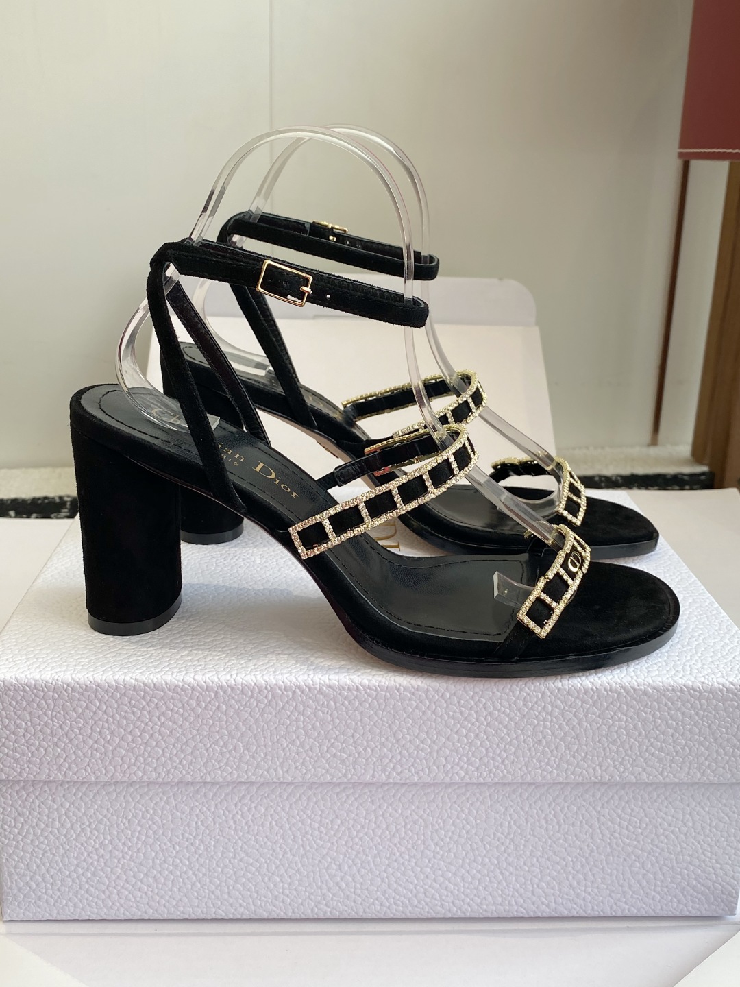 东莞代购级
迪奥 Dior 25ss 夏季新款 新元素 DIOR 春夏新款 钻扣 平底 粗跟 圆头 凉鞋