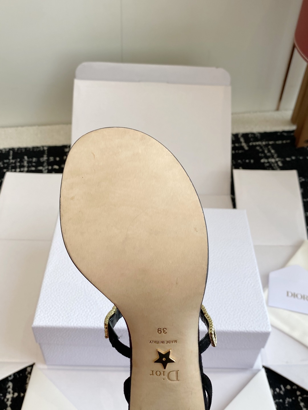 东莞代购级
迪奥 Dior 25ss 夏季新款 新元素 DIOR 春夏新款 钻扣 平底 粗跟 圆头 凉鞋