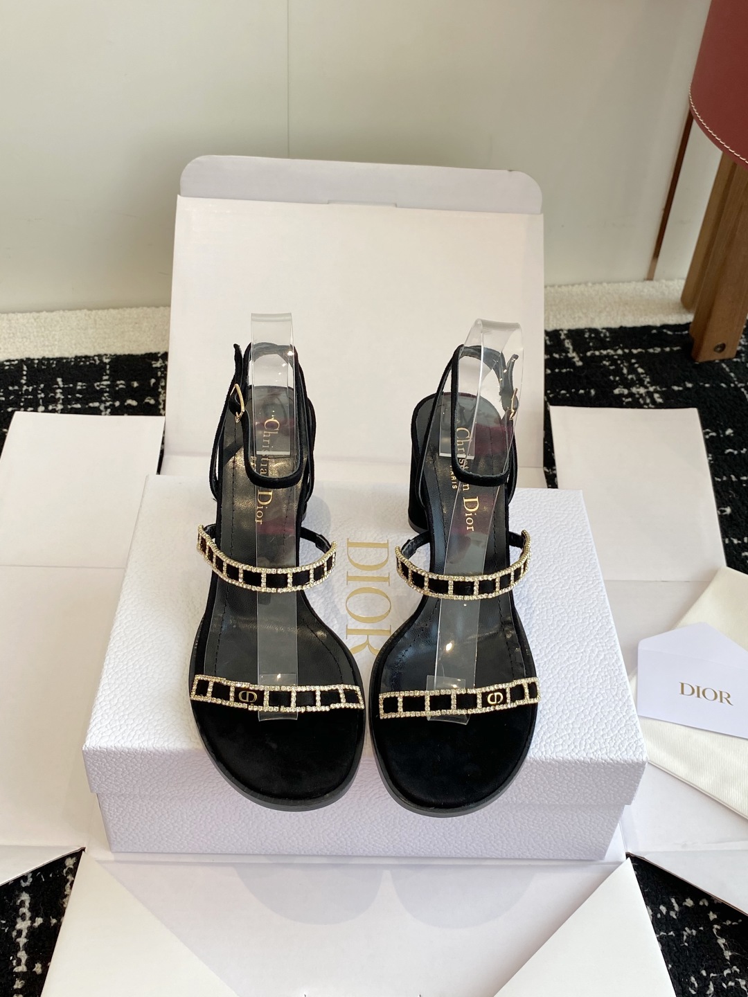 东莞代购级
迪奥 Dior 25ss 夏季新款 新元素 DIOR 春夏新款 钻扣 平底 粗跟 圆头 凉鞋