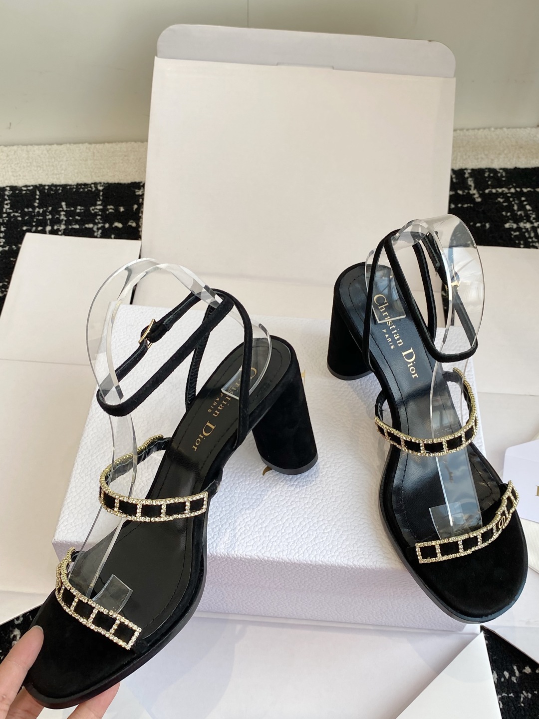 东莞代购级
迪奥 Dior 25ss 夏季新款 新元素 DIOR 春夏新款 钻扣 平底 粗跟 圆头 凉鞋