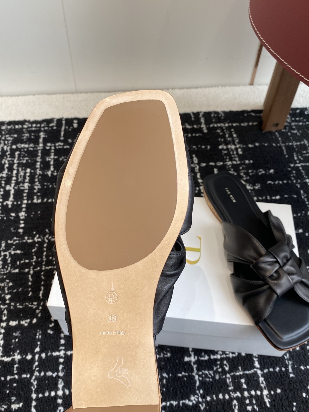 东莞代购级
The Row 25ss新款麻花编织平底拖鞋
高品质极简小众春夏新款性感平跟极简拖鞋!一如