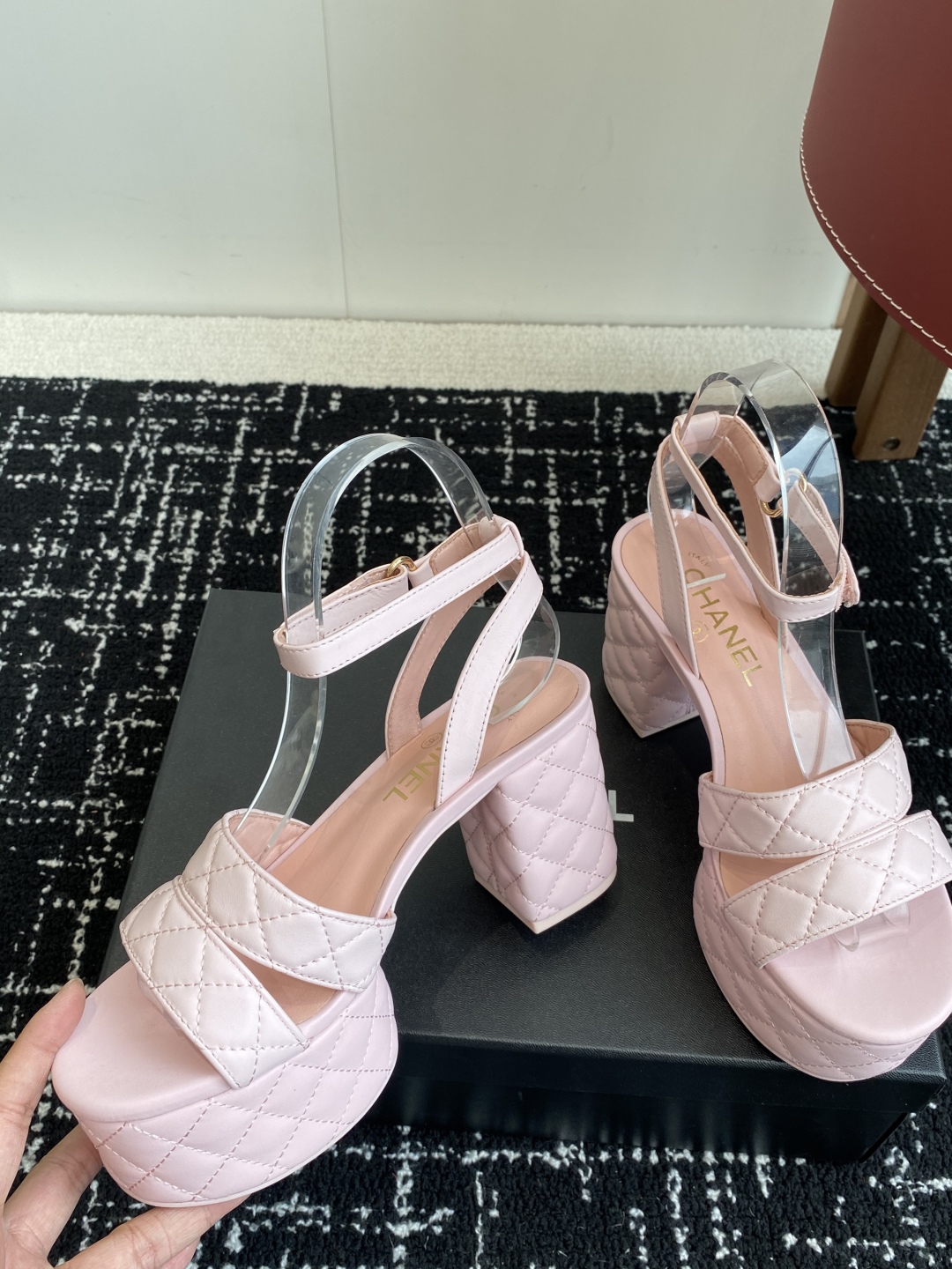代购级（官网同步✈️盒包装）
Chanel 小香 25ss最新走秀时装 水台高跟鞋 顶级品质

轻奢而不
