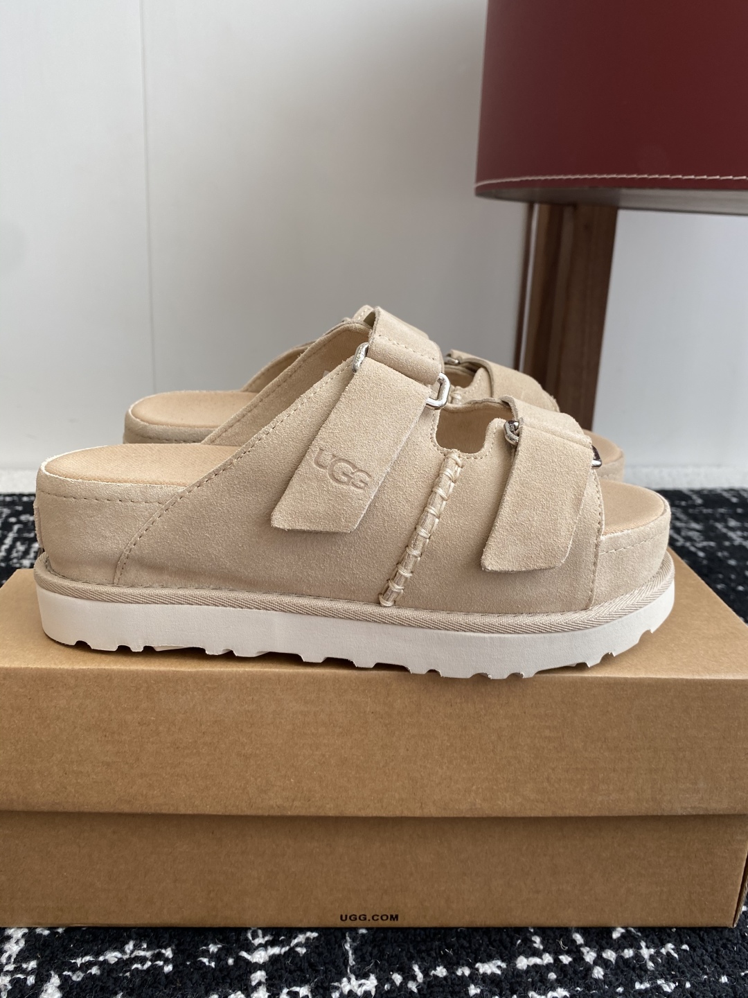 东莞代购级
UGG 25ss 拖鞋 翻毛牛皮鞋面，可调节鞋面束带，设计方便穿脱双层高密度泡棉鞋内底

外