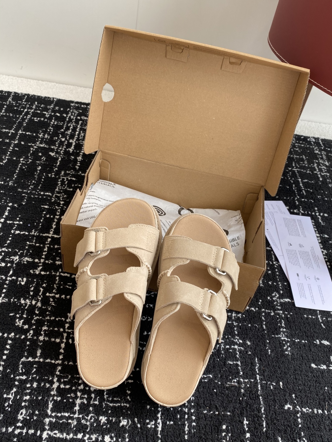 东莞代购级
UGG 25ss 拖鞋 翻毛牛皮鞋面，可调节鞋面束带，设计方便穿脱双层高密度泡棉鞋内底

外