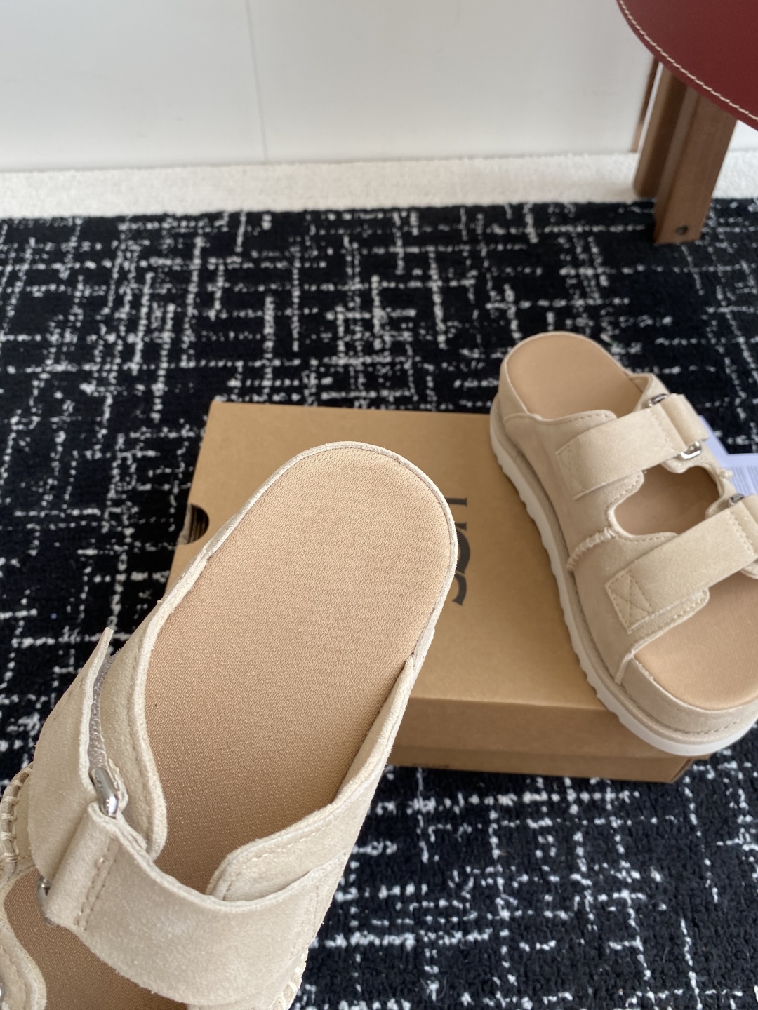 东莞代购级
UGG 25ss 拖鞋 翻毛牛皮鞋面，可调节鞋面束带，设计方便穿脱双层高密度泡棉鞋内底

外