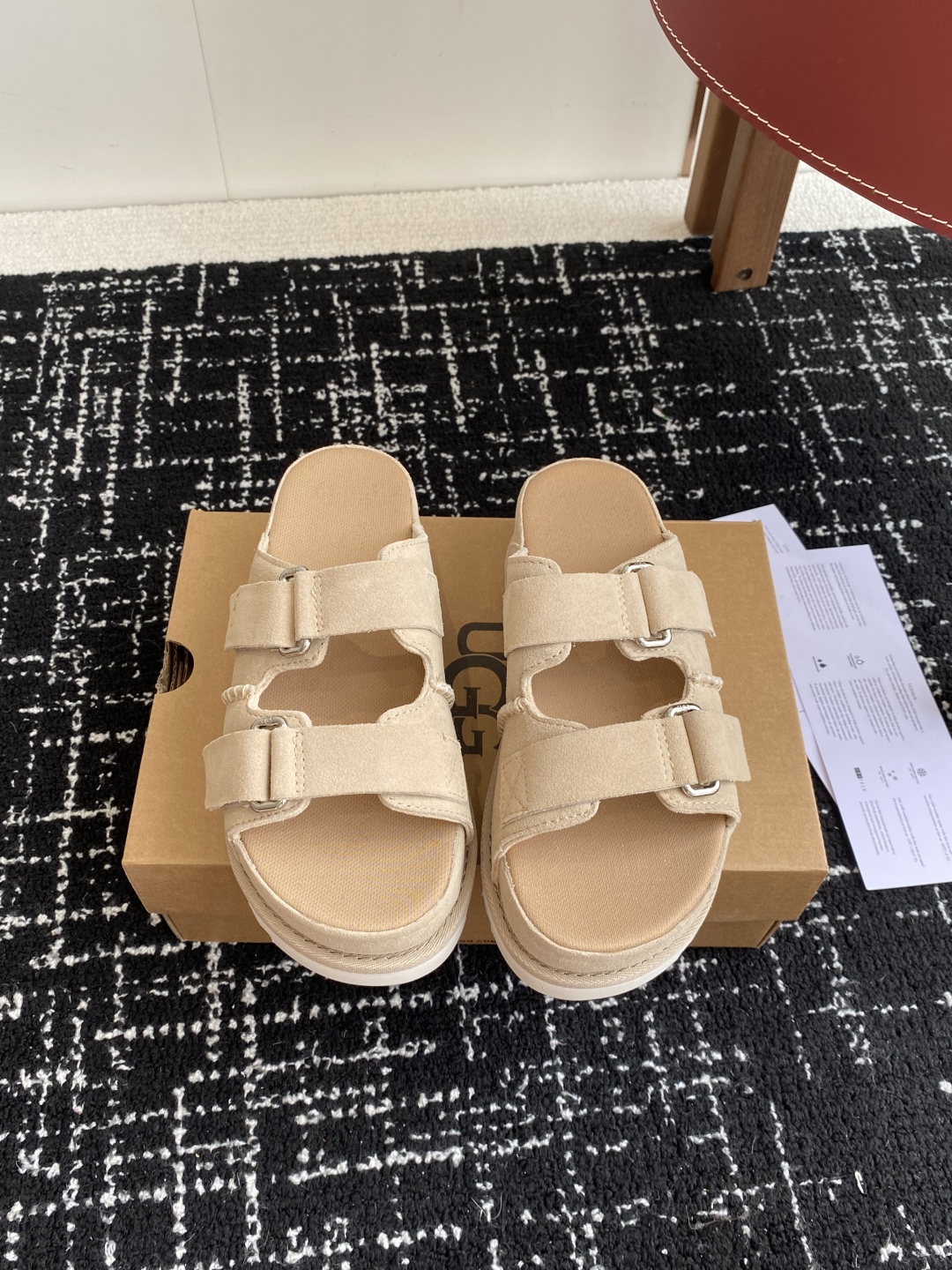 东莞代购级
UGG 25ss 拖鞋 翻毛牛皮鞋面，可调节鞋面束带，设计方便穿脱双层高密度泡棉鞋内底

外