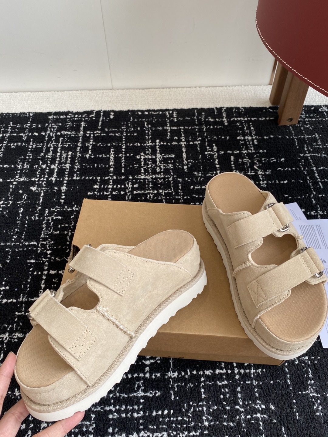 东莞代购级
UGG 25ss 拖鞋 翻毛牛皮鞋面，可调节鞋面束带，设计方便穿脱双层高密度泡棉鞋内底

外