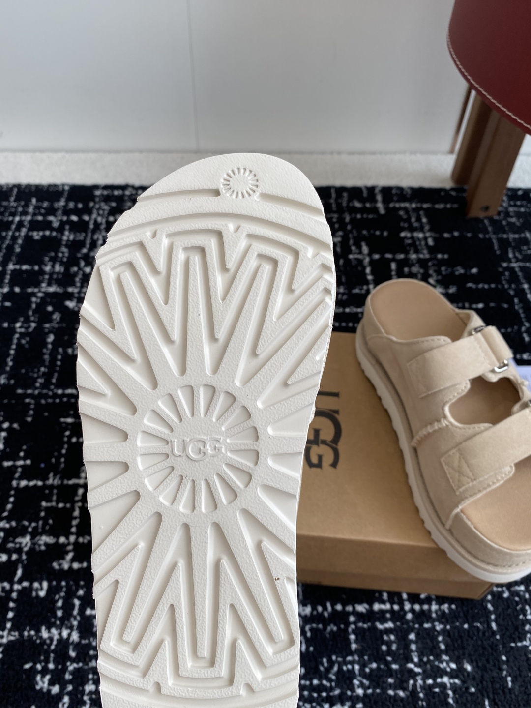 东莞代购级
UGG 25ss 拖鞋 翻毛牛皮鞋面，可调节鞋面束带，设计方便穿脱双层高密度泡棉鞋内底

外