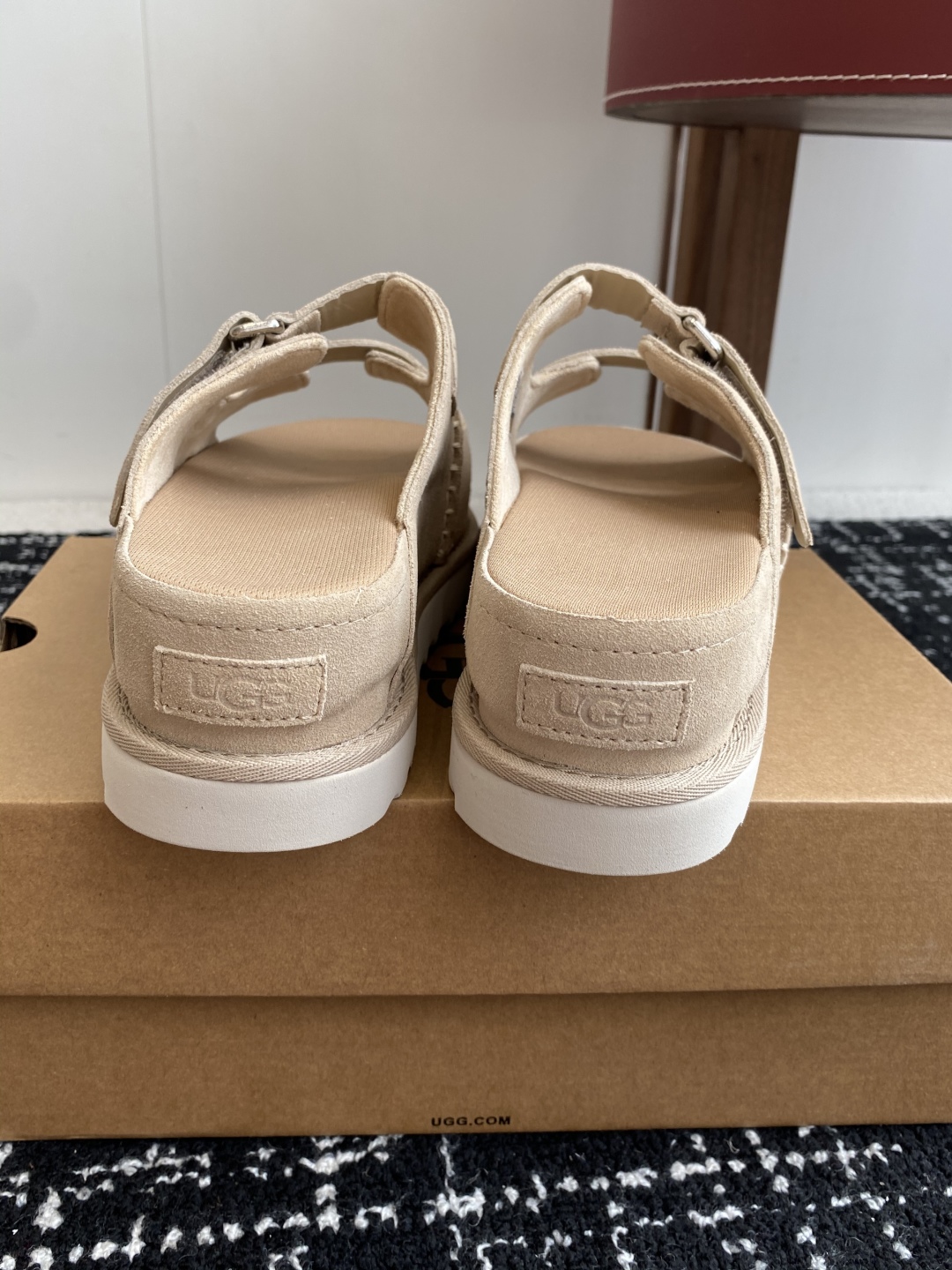 东莞代购级
UGG 25ss 拖鞋 翻毛牛皮鞋面，可调节鞋面束带，设计方便穿脱双层高密度泡棉鞋内底

外