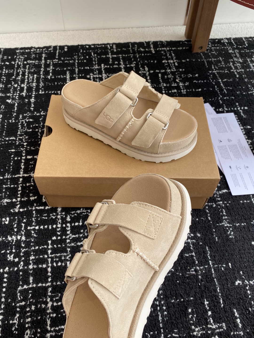东莞代购级
UGG 25ss 拖鞋 翻毛牛皮鞋面，可调节鞋面束带，设计方便穿脱双层高密度泡棉鞋内底

外
