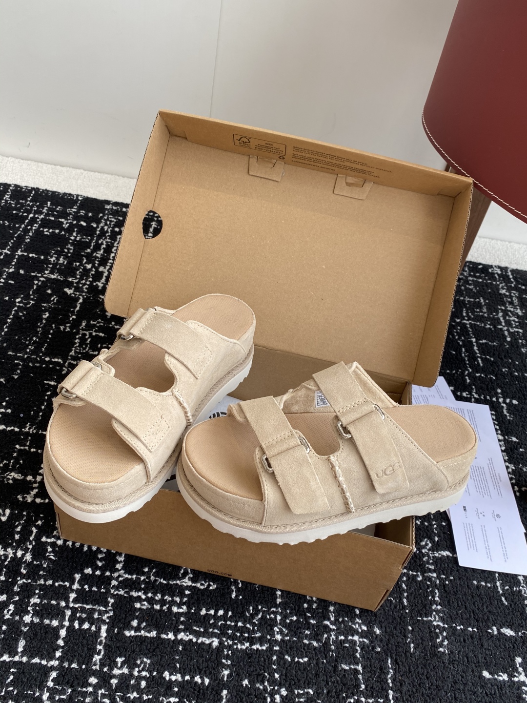 东莞代购级
UGG 25ss 拖鞋 翻毛牛皮鞋面，可调节鞋面束带，设计方便穿脱双层高密度泡棉鞋内底

外