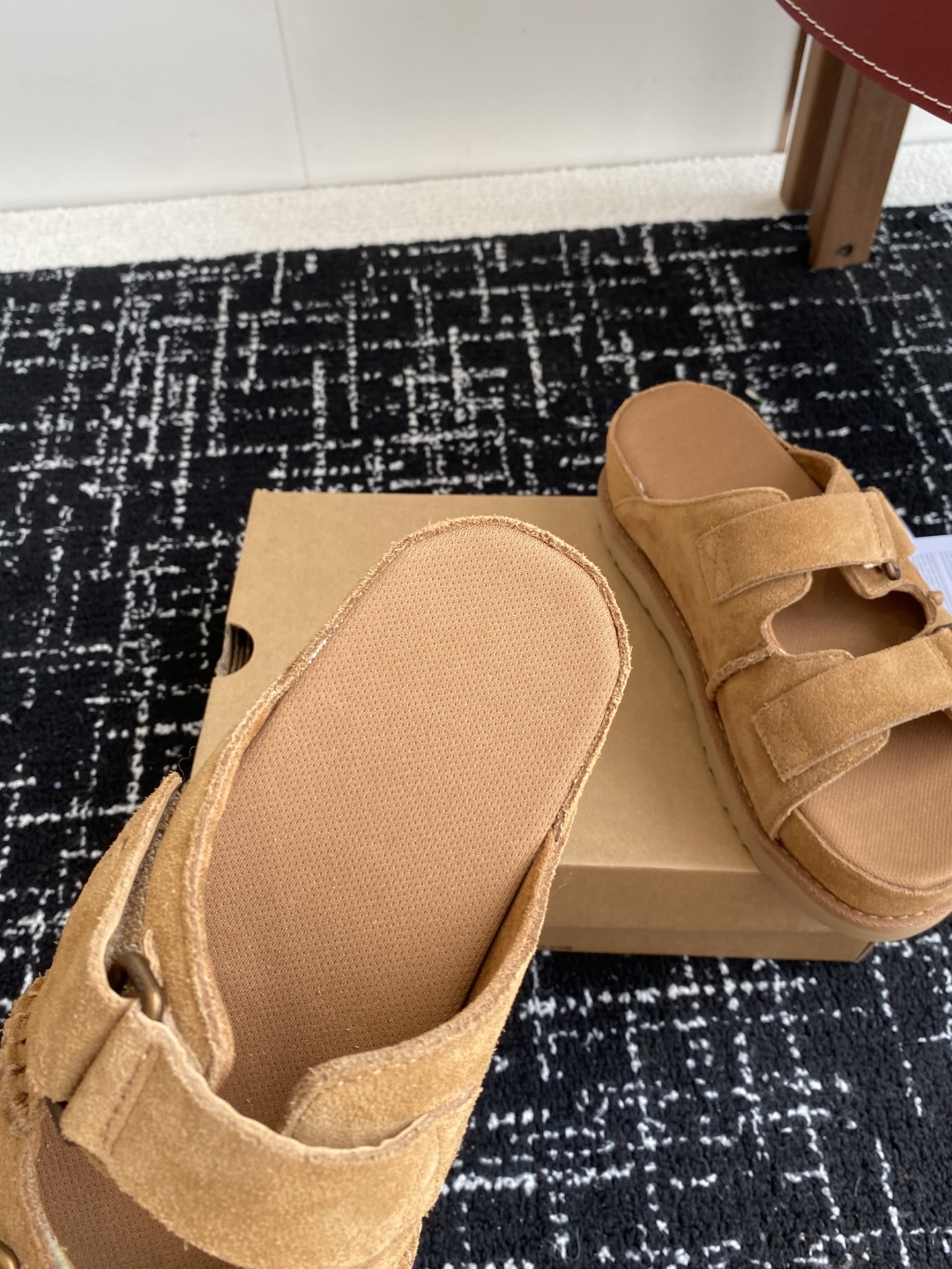 东莞代购级
UGG 25ss 拖鞋 翻毛牛皮鞋面，可调节鞋面束带，设计方便穿脱双层高密度泡棉鞋内底

外