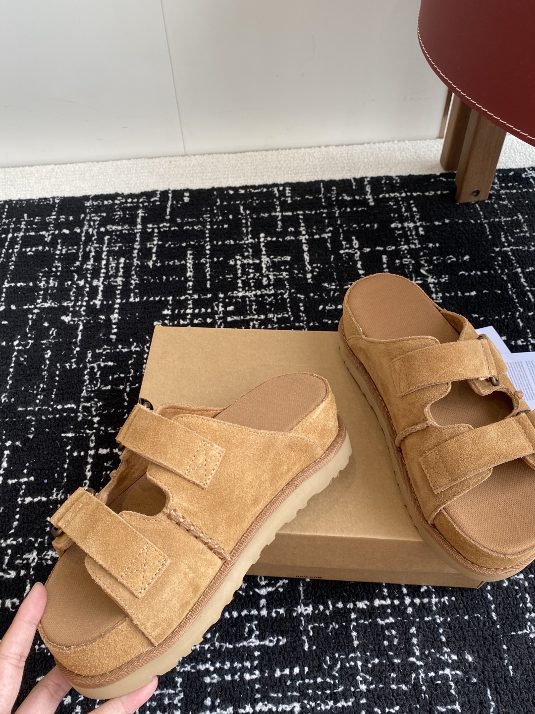 东莞代购级
UGG 25ss 拖鞋 翻毛牛皮鞋面，可调节鞋面束带，设计方便穿脱双层高密度泡棉鞋内底

外