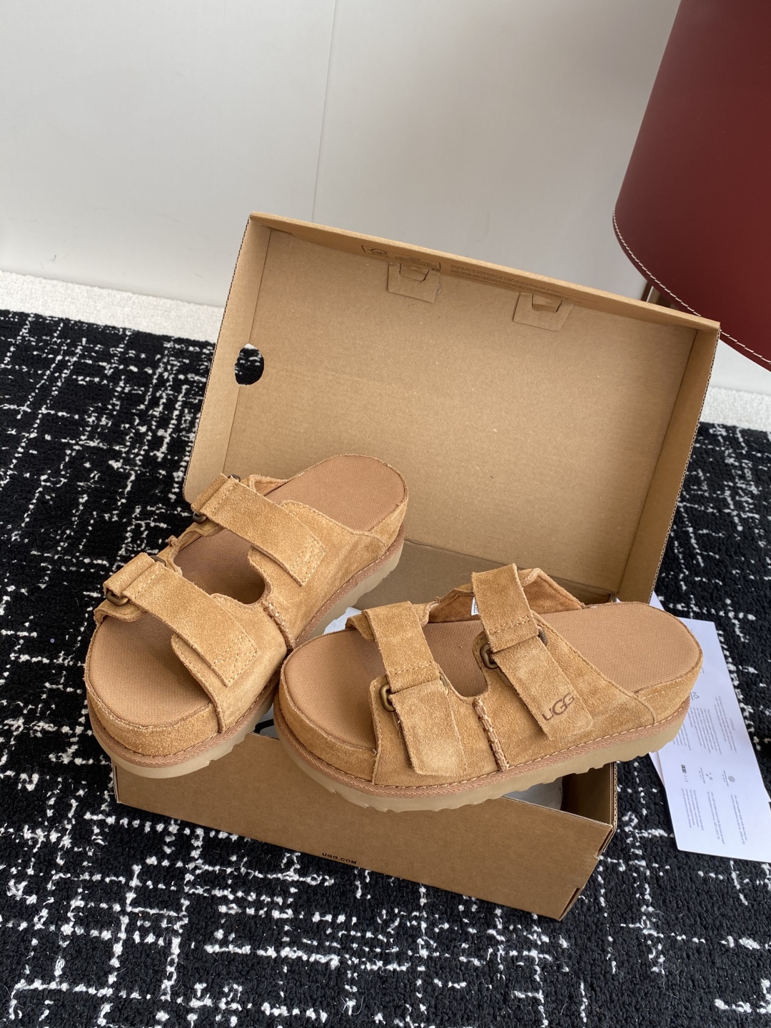 东莞代购级
UGG 25ss 拖鞋 翻毛牛皮鞋面，可调节鞋面束带，设计方便穿脱双层高密度泡棉鞋内底

外